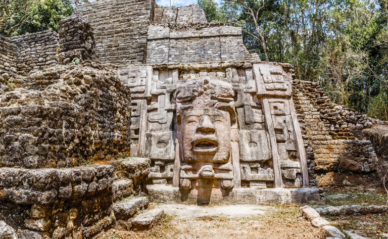 Lamanai, ruines mayas au bord de la lagune