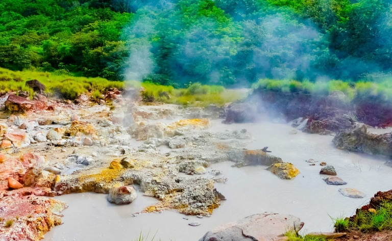 Geysers et sources chaudes dans le Parc National Rincón de la Vieja