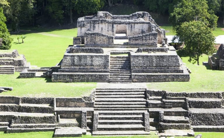 Entre pyramides, art Maya et végétation…